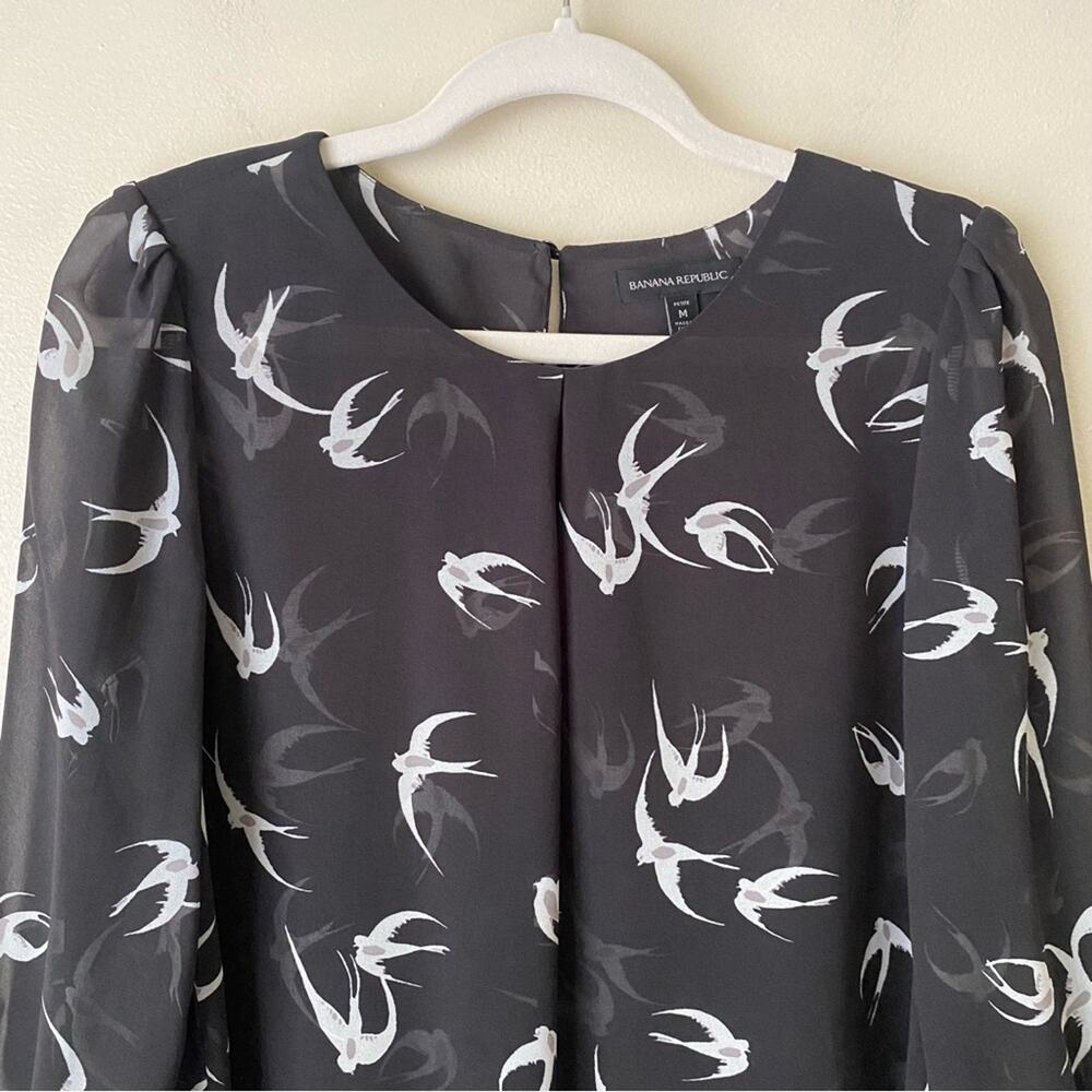 Banana Republic | Swallow Bird Print Blouse Top 3/4 Sleeves Gray White Petite M - Picture 3 of 9